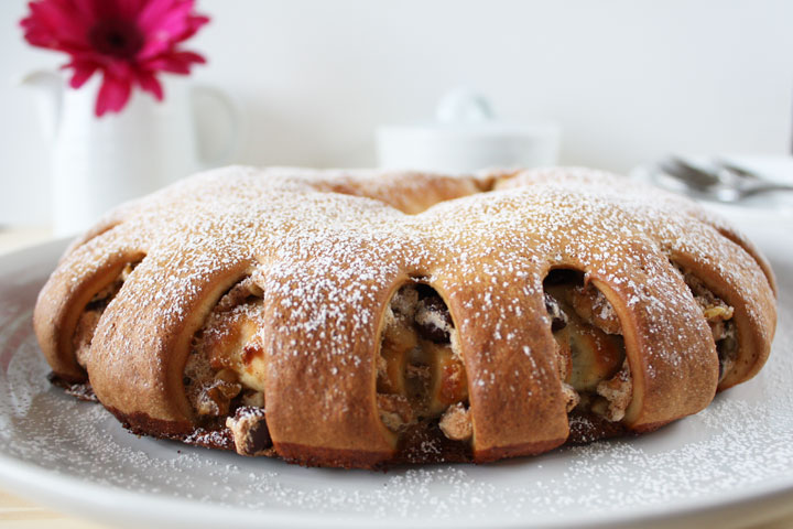 Meringue Coffee Cake is stuffed with chocolate, cinnamon and walnuts. A beautiful coffee cake that is perfect for any brunch or tea time!