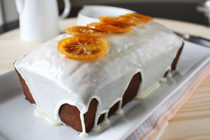 Meyer lemon poundcake sormontato da una glassa bianca e fette di limone candito.