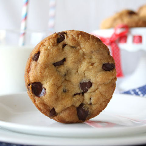 What’s the secret to getting a perfectly round chocolate chip cookie? Read on to find out my tips and tricks and make these beautifully round and delicious chocolate chip cookies.