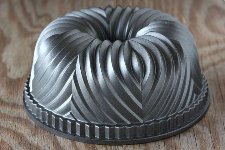 Bundt Pan with patterned lines