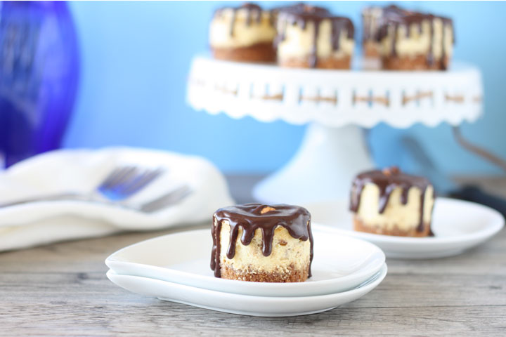 Mini almond joy cheesecake in a plate with cheesecakes on cake platter.