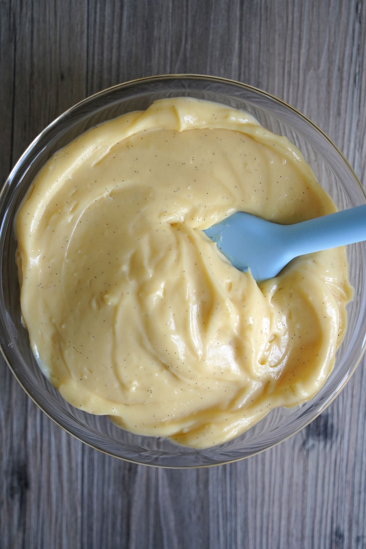 Top view of pastry cream in a bowl.