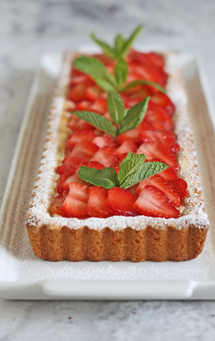 Rectangular tart filled with mascarpone and topped with strawberries.