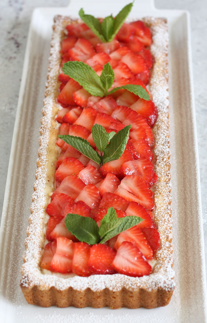 Rectangular tart filled with mascarpone and topped with strawberries.