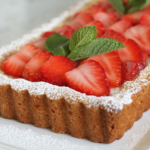 Looking for an easy elegant dessert? Nothing says summer like this fresh strawberry lemon mascarpone tart.