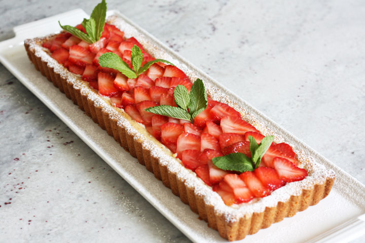 Rectangular tart filled with mascarpone and topped with strawberries.