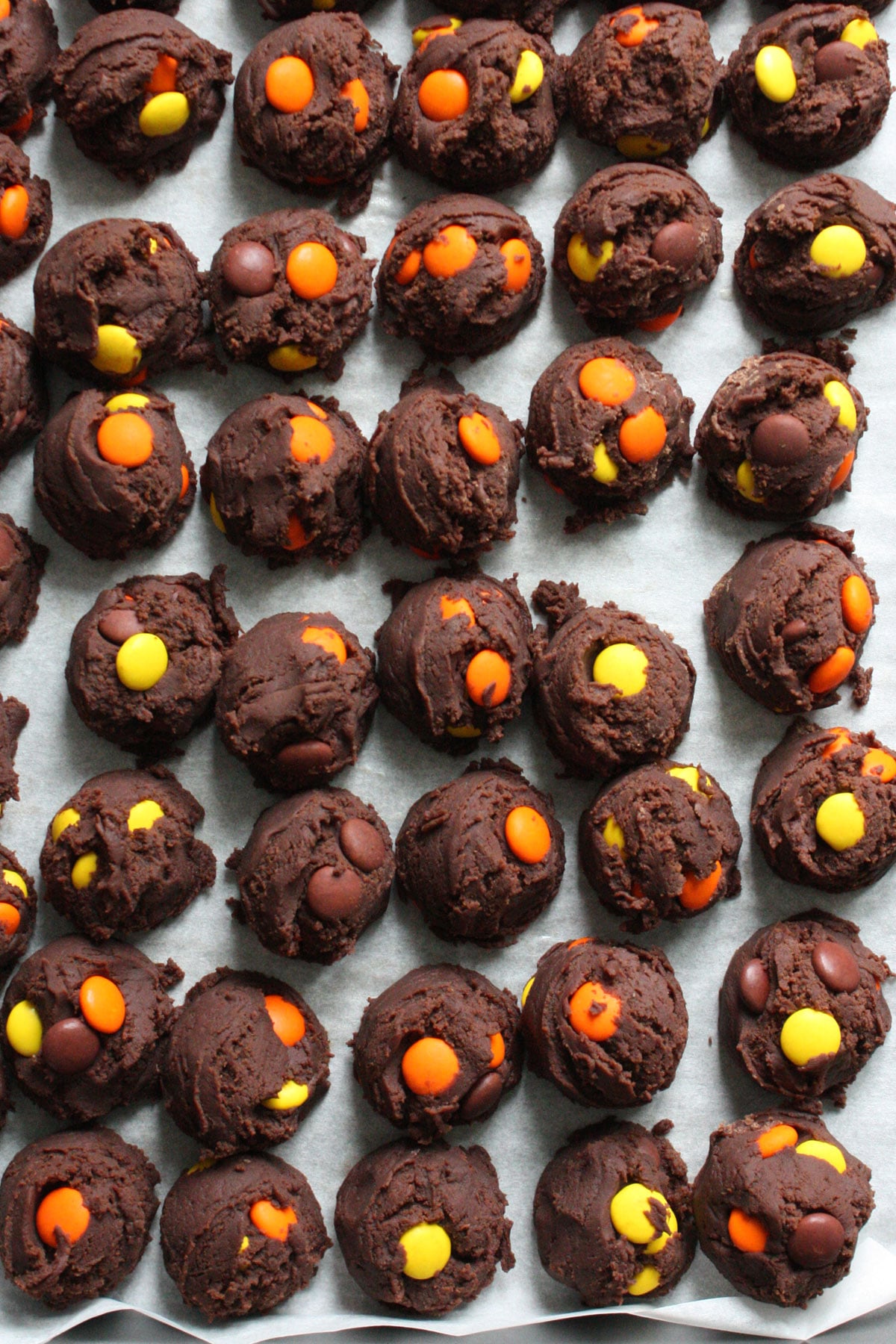Cookie dough balls on cookie sheet for chilling.