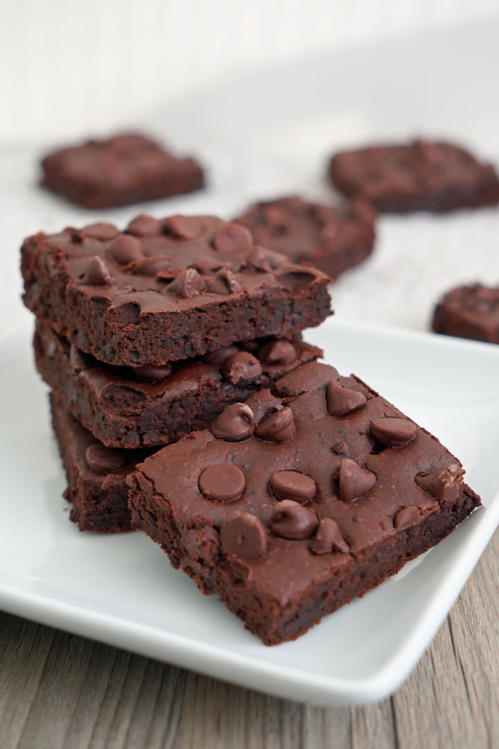 Black bean brownies in a white plate.