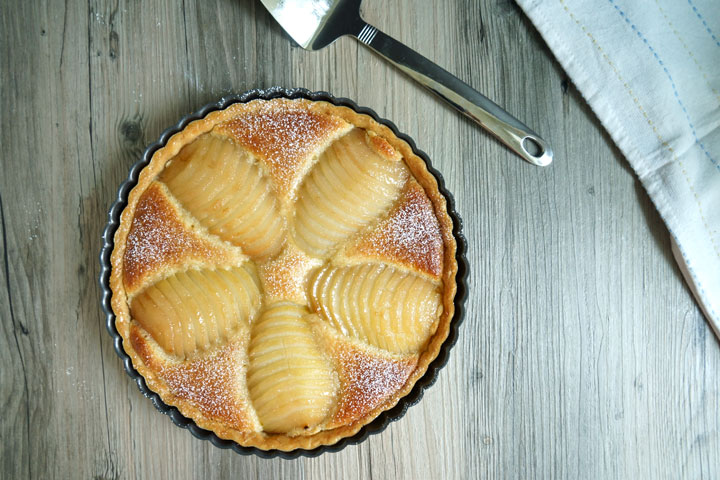 Prise de tête d'une tarte à la frangipane et aux poires.