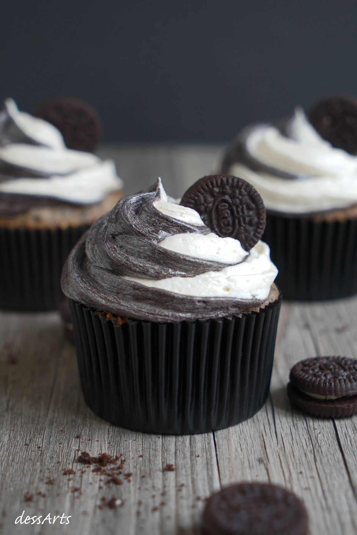 Cookies and Cream Cupcakes (Oreo Cupcakes) | DessArts