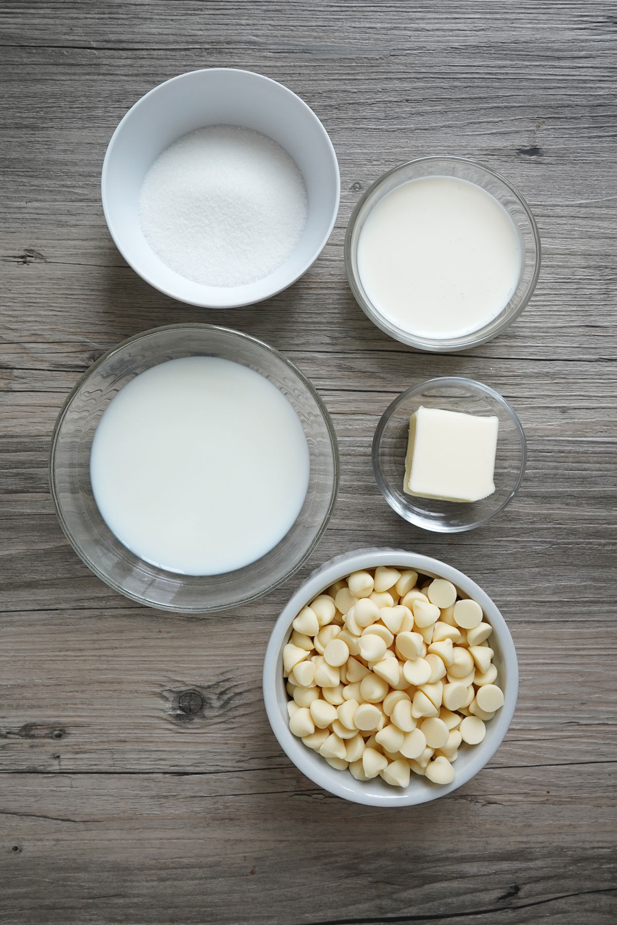 Ingredients for white chocolate sauce.